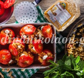 Ντομάτες γεμιστές με μανεστράκι, αμύγδαλα & δυόσμο από την μοναδική Ντίνα Νικολάου