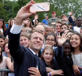 Ο Εμανουέλ Μακρόν κι οι παραξενιές του: «Διάβασε, βρες δουλειά, κάνε επανάσταση και λέγε με "Πρόεδρο"» είπε σε παιδί που του ζήτησε selfie (VIDEO)