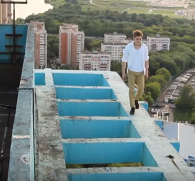 Βίντεο που «κόβει» την ανάσα: Ριψοκίνδυνος νεαρός κάνει πατίνι στην κορυφή ενός ψηλού κτιρίου! 