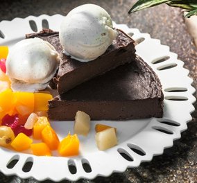 Αργυρώ Μπαρμπαρίγου: Μας φτιάχνει ένα μοναδικό γλυκό για το καλοκαίρι- Κέικ σοκολάτα ψυγείου
