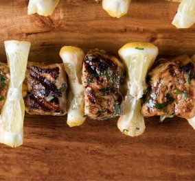 Ετοιμάζεστε για Κυριακάτικο BBQ; Δοκιμάστε τα διαφορετικά σουβλάκια του Άκη Πετρετζίκη με μαριναρισμένο σολομό & λεμόνι