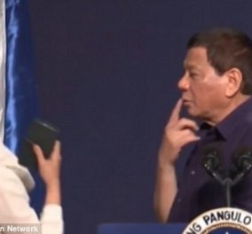 O Πρόεδρος  των Φιλιππίνων φιλάει στο στόμα μια παντρεμένη γυναίκα σε δημόσια ομιλία του και δεν ανοίγει μύτη (VIDEO)