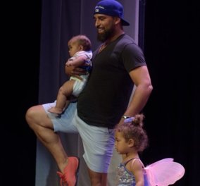 Ο πατέρας που έγινε viral & έκλεψε την παράσταση: Χόρεψε μπαλέτο μαζί με την κόρη του για να την ηρεμήσει (ΒΙΝΤΕΟ)