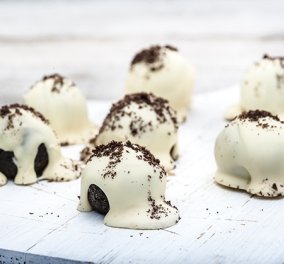 Τρουφάκια λευκής σοκολάτας με μπισκότα από την αγαπημένη μας Αργυρώ Μπαρμπαρίγου!