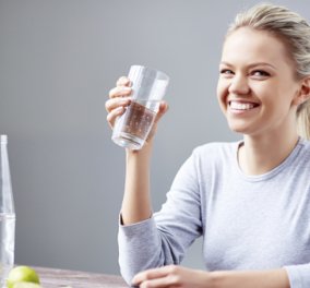 Πόσο νερό πρέπει να πίνουμε καθημερινά και τι οφέλη έχει για το σώμα μας; 
