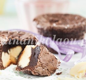 Σοκολατένια απόλαυση που σε ταξιδεύει - Σουφλέ σοκολάτα με καρδιά λευκή σοκολάτα από τη Ντίνα Νικολάου