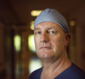 Στην Αθήνα διάσημος πλαστικός χειρουργός εξειδικευμένος στους εγκαυματίες έρχεται να βοηθήσει τους τραυματίες από τις φωτιές
