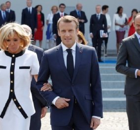 Η Μπριζίτ Μακρόν έβαλε ένα Louis Vuitton & γιόρτασε αγκαζέ με τον κομψότατο νεαρό σύζυγο της την Εθνική επέτειο της Γαλλίας (φωτο-βιντεο)