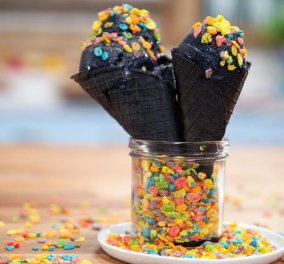 Απαγορεύτηκε στην Νέα Υόρκη το διάσημο “Mαύρο παγωτό” - Mπορεί να προκαλέσει αφυδάτωση & δυσκοιλιότητα