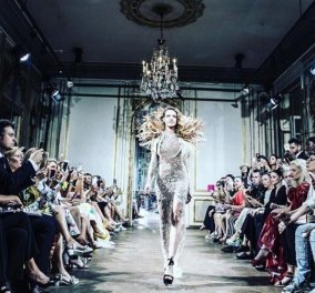 Η Σίλια Κριθαριώτη στο Παρίσι παρουσίασε την πιο διεθνή της κολεξιόν couture - Την αφιέρωσε στη μητέρα της κι εντυπωσίασε κοινό και κριτικούς (Φωτό)