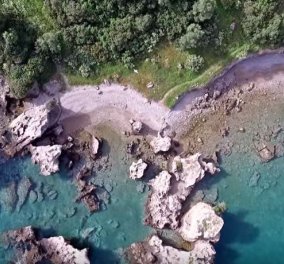 Η παραλία-πισίνα δίπλα στην Εθνική Οδό Αθηνών-Πατρών – Όταν η φύση έχει κέφια δημιουργεί τοπία μαγικά (Βίντεο)