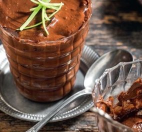 Λαχταριστή vegan μους σοκολάτας από αβοκάντο χωρίς ζάχαρη από την Αργυρώ Μπαρμπαρίγου