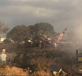 Το αεροπλάνο που έπεσε και συνετρίβη, αλλά οι επιβάτες βγήκαν ζωντανοί με λίγα τραύματα (Φωτό)