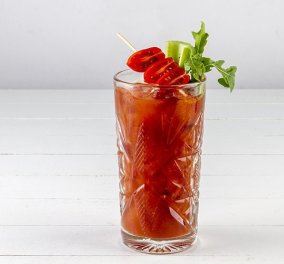 Δημιουργήστε μόνοι σας ένα δροσιστικό κοκτέιλ: Bloody Mary με οδηγίες του εξαιρετικού μας Άκη Πετρετζικη!  