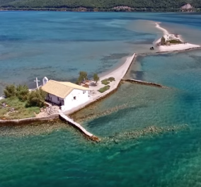 Άγιος Νικόλαος: Το επίπεδο, παραδεισένιο νησί του Ιονίου που είναι όλο παραλία – Τα τιρκουάζ νερά του μάγεψαν την Εύα (Βίντεο)