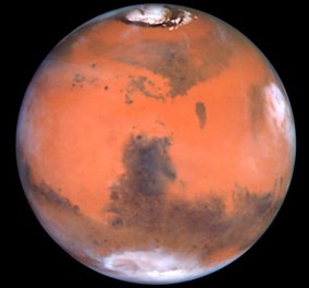 Πρώτη φορά! Φωτογράφισε τον πλανήτη Άρη τη στιγμή που αντανακλάται στη θάλασσα (Φωτό)