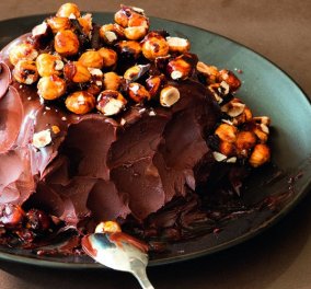 Ιδιαίτερη και λαχταριστή γκανάς σοκολάτας με ρούμι και καραμελωμένα φουντούκια από τον Στέλιο Παρλιάρο