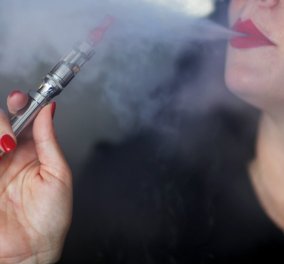 Οι επιστήμονες κρούουν το καμπανάκι: Το ηλεκτρονικό τσιγάρο βλάπτει τους πνεύμονες μακροπρόθεσμα
