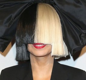 Να πώς είναι η Sia όταν βγάζει την περούκα της - Αποκάλυψε το πρόσωπό της (Φωτό)