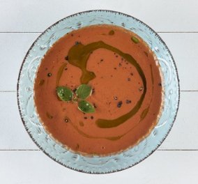 Μοναδική σούπα γκασπάτσο από τα χεράκια του Άκη Πετρετζίκη