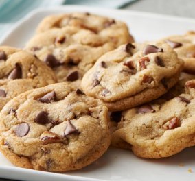 Τα πιο εθιστικά cookies που έχετε δοκιμάσει με λιωμένη πραλίνα από την Ντίνα Νικολάου