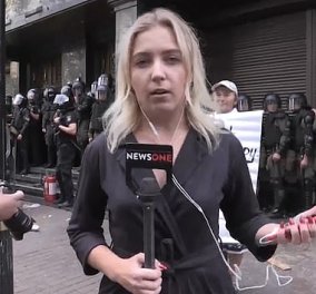 Live λιντσάρισμα για 20χρονη δημοσιογράφο στην Ουκρανία: Της πέταξαν αυγά και την άρχισαν στις σφαλιάρες (Βίντεο)