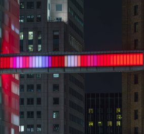 Ντιτρόιτ: Μια «ουρανογέφυρα» μήκους 30 μέτρων φωτίζεται και γίνεται δημόσιο έργο τέχνης