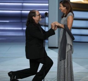 Βραβεία Emmy: Κέρδισε βραβείο σκηνοθεσίας κι αντί για ευχαριστώ, έκανε πρόταση γάμου στη σύντροφό του! (Βίντεο)