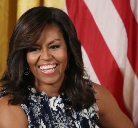 Η Μισέλ Ομπάμα έγινε Ναόμι Κάμπελ για μια μέρα: Με μπουρνούζι, σέξι πόζα και χείλη μανεκέν (Φωτό)