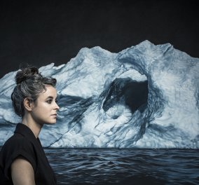 Η Ζάρια Φόρμαν μάς κρούει των κώδωνα του κινδύνου για την κλιματική αλλαγή: Ζωγραφίζει παγετώνες που λιώνουν (Βίντεο)