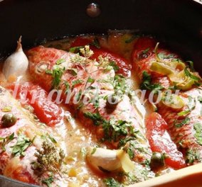 Συνταγή παρέας τα ντελικάτα μπαρμπούνια στο τηγάνι με ντομάτα και κάππαρη της Ντίνας Νικολάου