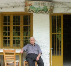 Toν φωνάζουν μπάρμπα-Στέφανο και είναι 95 ετών! Μανατζάρει ακόμη το τελευταίο καφεπαντοπωλείο των Τρικάλων (Φωτό)