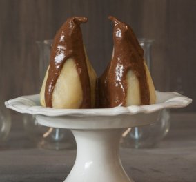 Εύκολο κι αρωματικό γλυκό από τον Στέλιο Παρλιάρο: Αχλάδια με σοκολάτα