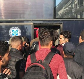 Θεσσαλονίκη: Αποχωρούν οι μετανάστες από την Πλατεία Αριστοτέλους (Φωτό & Βίντεο)