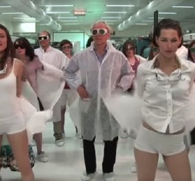 Βίντεο με τον φετινό νομπελίστα φυσικής: Ο ίδιος χορεύει και οι φοιτήτριες κάνουν στριπτίζ 