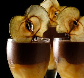 Επειδή ο έρωτας περνά από το στομάχι, ο Στέλιος Παρλιάρος μας προτείνει μους σοκολάτας με μήλα