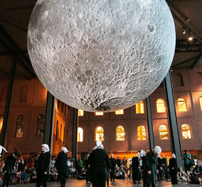 Ο Λιουκ Τζέραμ μας προσκαλεί να επισκεφθούμε τη Σελήνη στο πρωτότυπο μουσείο του (Βίντεο)