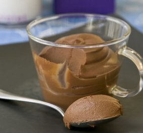 Μόνο με τρία υλικά: Λαχταριστή κι υγιεινή μους σοκολάτας από τον Στέλιο Παρλιάρο
