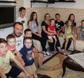 Story of the day: Συνοδός απορριμματοφόρου στη Θεσσαλονίκη έχει 11 παιδιά! Περιμένουν το 12ο - Η καθημερινότητα στο σπίτι