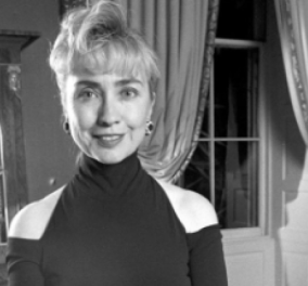 Vintage story: Όταν η Χίλαρι Κλίντον έβαλε έξωμο μαύρο φουστάνι το 1993, έγινε χαμός