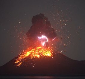 Εντυπωσιακό βίντεο: Απολαύστε το σπάνιο φαινόμενο μιας ηφαιστειακής έκρηξης & αστραπής μαζί στην Ινδονησία