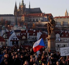  Τσεχία: Χιλιάδες διαδηλωτές  στους δρόμους - Ζητούν την παραίτηση του πρωθυπουργού (φωτό)