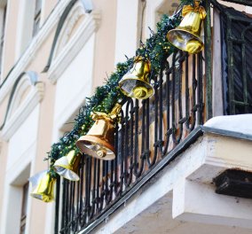 Δείτε υπέροχες ιδέες για το πως μπορείτε να διακοσμήσετε το μπαλκόνι σας φέτος τα Χριστούγεννα (φωτό)