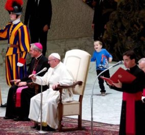 Κωφάλαλο αγοράκι έκανε τον Πάπα να σκάσει από τα γέλια - Σαμποτάρισε την ομιλία του (βίντεο)