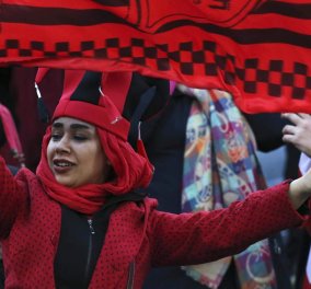 Όρμησαν στα γήπεδα ποδοσφαίρου οι γυναίκες στην Τεχεράνη -37 χρόνια μετά την απαγόρευση - Φώτο   