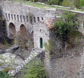 Γέφυρα Καρύταινας: Το ιστορικό πέτρινο γεφύρι που κοσμούσε το Πεντοχίλιαρο (Βίντεο)