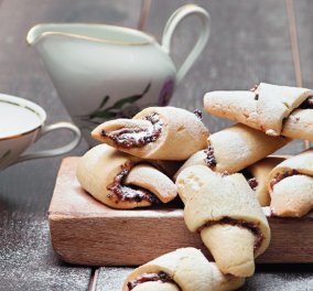 Ο Στέλιος Παρλιάρος φτιάχνει υπέροχα μπισκότα-κρουασάν με γλυκιά γέμιση