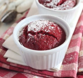 Ο σεφ Κυριάκος Μελάς προτείνει: Εντυπωσιακό σουφλέ με ρόδι και raspberries  