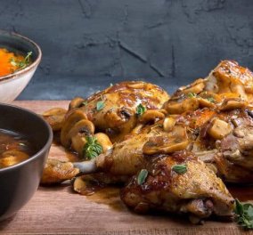 Άκης Πετρετζίκης: Σούπερ ζουμερή συνταγή για να απογειώσετε το κοτόπουλο σας, μαζί με μία σάλτσα που δεν παίζεται - Βίντεο 