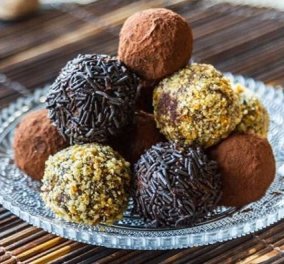 Ο Άκης Πετρετζίκης φτιάχνει λαχταριστές, μικρές τρούφες σοκολάτας: Θα ξετρελαθούν όλοι! (Βίντεο)